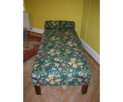An Arts and Crafts oak day bed upholstered with a Morris and Co fabric - Thumbnail 2