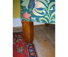 An Arts and Crafts oak day bed upholstered with a Morris and Co fabric - Thumbnail 4
