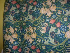 An Arts and Crafts oak day bed upholstered with a Morris and Co fabric - Thumbnail 5
