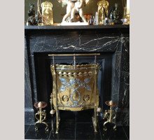Birmingham Guild of Handicraft. An exceptional Arts and Crafts brass and steel fire screen and matching brass fire dogs - Thumbnail 1