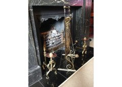 Birmingham Guild of Handicraft. An exceptional Arts and Crafts brass and steel fire screen and matching brass fire dogs - Thumbnail 3