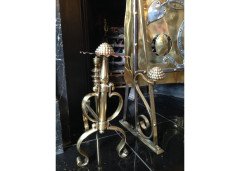 Birmingham Guild of Handicraft. An exceptional Arts and Crafts brass and steel fire screen and matching brass fire dogs - Thumbnail 4