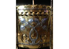 Birmingham Guild of Handicraft. An exceptional Arts and Crafts brass and steel fire screen and matching brass fire dogs - Thumbnail 8