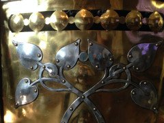 Birmingham Guild of Handicraft. An exceptional Arts and Crafts brass and steel fire screen and matching brass fire dogs - Thumbnail 9