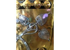 Birmingham Guild of Handicraft. An exceptional Arts and Crafts brass and steel fire screen and matching brass fire dogs - Thumbnail 10